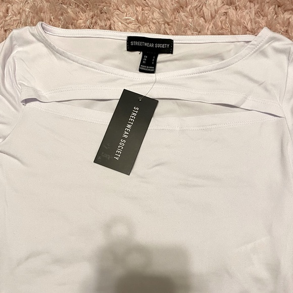 Very cute crop top, never worn, new with tag - Picture 2 of 2